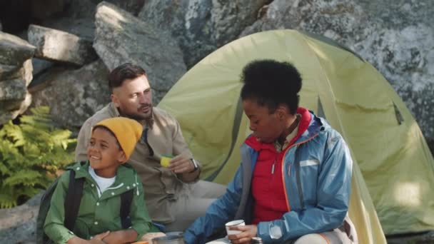 Padre Caucásico Positivo Madre Afroamericana Pequeño Hijo Mestizo Sentado Campamento — Vídeos de Stock