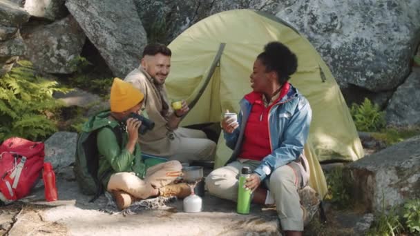 Positiva Multietniska Föräldrar Och Liten Blandras Son Sitter Campingplatsen Dricka — Stockvideo