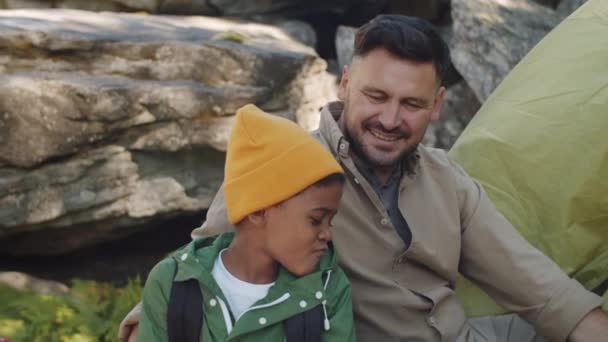 Homem Caucasiano Feliz Sorrindo Conversando Com Pouco Filho Raça Mista — Vídeo de Stock