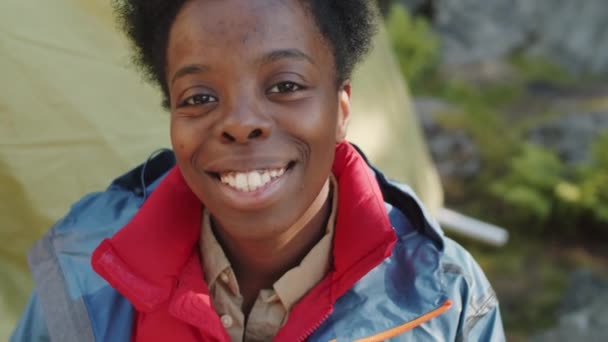 Портрет Красивої Афро Американської Жінки Яка Дивиться Камеру Посміхається Кемпінгу — стокове відео