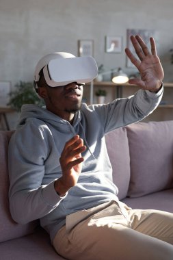 VR oyunu sırasında eğlenen adam