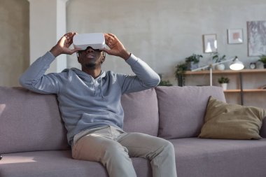 Evdeki adamın oyun oynadığı sanal gerçeklik