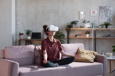 İnternette meditasyon yapan kadın