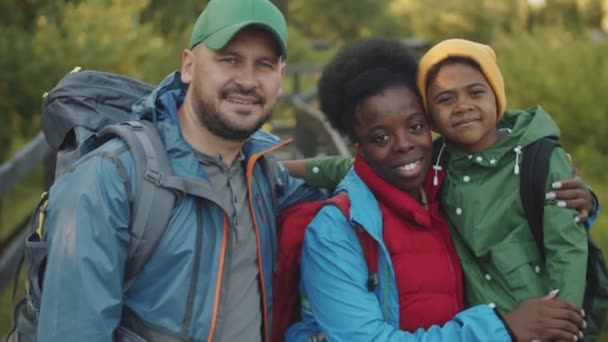 Retrato Madre Afroamericana Padre Caucásico Hijo Raza Mixta Mirando Cámara — Vídeo de stock