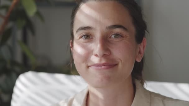 Potret Wanita Berambut Cokelat Muda Duduk Rumah Melihat Kamera Dan — Stok Video