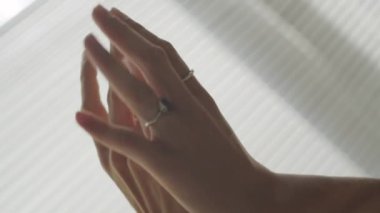 Evde birbirine dokunup okşayan tanınmayan iki kadının el çekimleri.