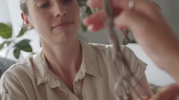Holandský Úhel Naklonit Dolů Záběr Mladé Ženy Vázání Makrame Pomocí — Stock video