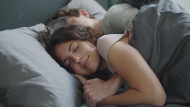 Romantica Coppia Caucasica Che Abbraccia Dorme Insieme Sul Letto Mattina — Video Stock