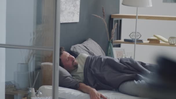 Homme Caucasien Réveillant Matin Maison Assis Sur Lit Vérifier Smartphone — Video