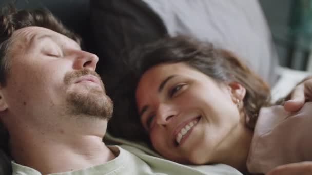 Tembakan Jarak Dekat Dari Wanita Cantik Yang Memeluk Suaminya Tersenyum — Stok Video