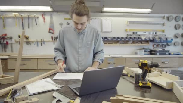 Záběr Pase Mladého Bělošského Tesaře Stojícího Dřevoobráběcí Dílně Studujícího Zaznamenávajícího — Stock video