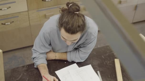 High Úhel Záběr Mladého Muže Dlouhými Vlasy Housce Pracuje Notebookem — Stock video