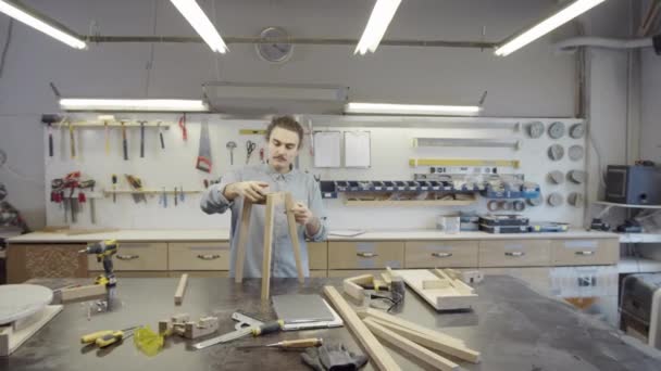 Zoom Taille Aufnahme Eines Kaukasischen Mannes Der Der Werkstatt Handgefertigte — Stockvideo