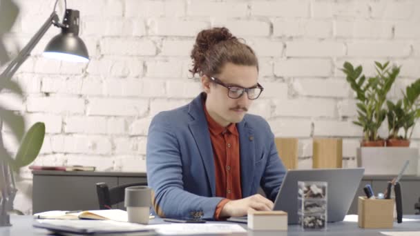 Gözlüklü Gözlüklü Modaya Uygun Bir Ofiste Oturan Dizüstü Bilgisayarla Yazı — Stok video