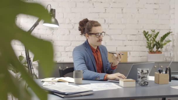 Tour Taille Jeune Homme Affaires Branché Avec Chignon Une Moustache — Video