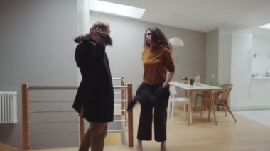 Kafkasyalı çiftin evlerine girerken, tartışırken, paltolarını atarken, isterik bir şekilde çığlık atarken, adamın yanağına tokat atarken, öfkeyle çekip giderken ve yatak odasının kapısını çarparken.