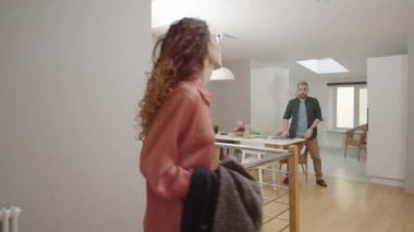 Kafkasyalı bir kadının işten eve geç gelip kocasını beklediği, kızgın bir adamın saati gösterip azarladığı, kızgın bir kadının alnını okşadığı ve onu azarladığı orta boy bir fotoğraf.