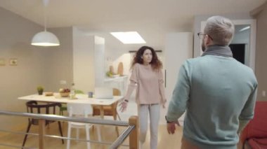 Yakışıklı, genç, beyaz bir adamın eve gelip karısını beklediği, kızgın bir kadının ona bağırdığı, yüzünü tuttuğu, sonra da tiksinerek, bağırarak ve el kol hareketi yaparak kokladığı orta boy bir fotoğraf.