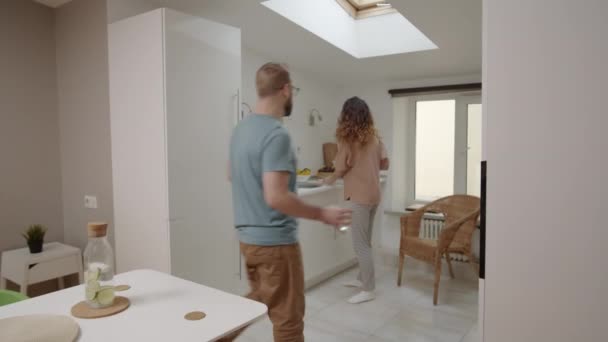 Beyaz Bir Kadının Mutfakta Bulaşık Yıkarken Kocasıyla Tartışırken Onu Azarlarken — Stok video