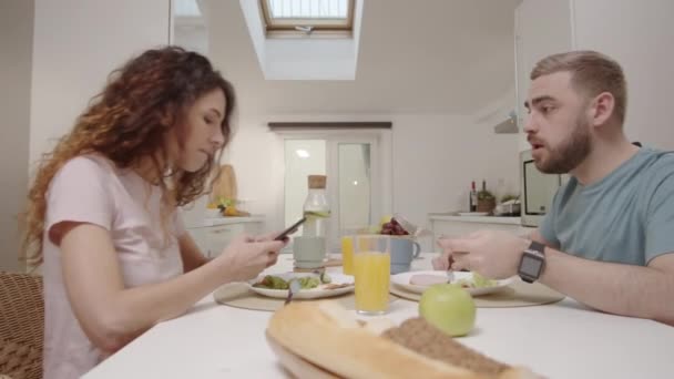 Medelhög Bild Unga Kaukasiska Kvinna Som Använder Smartphone Middagen Med — Stockvideo