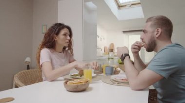 Güzel görünümlü beyaz bir çiftin evde birlikte oturup, yemek yerken, konuşurken, tartışırken, duygusal olarak tartıştıktan sonra gülümsediği belden yumağı.