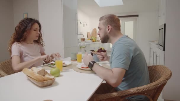 Cintura Tiro Jovem Caucasiano Homem Mulher Sentados Juntos Mesa Cozinha — Vídeo de Stock