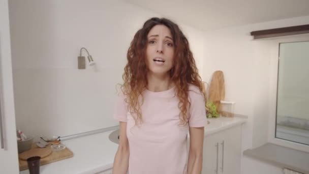 Elinde Havluyla Mutfakta Duran Histerik Genç Beyaz Bir Kadının Belden — Stok video