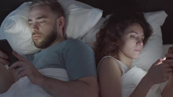 Chest Snímek Mladého Bělocha Muže Ženy Ležící Posteli Spolu Noci — Stock video