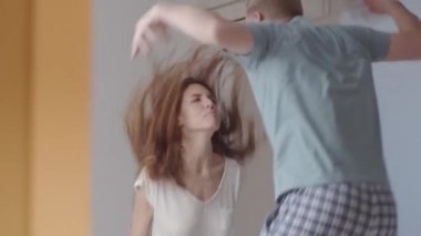 Beyaz tenli genç bir adamla kadının yatağa atlayıp negatif duyguları, öfkeyi ve hüsranı yaymak için birbirlerine bağırıyorlarmış gibi yaptıkları belden aşağı çekimler.