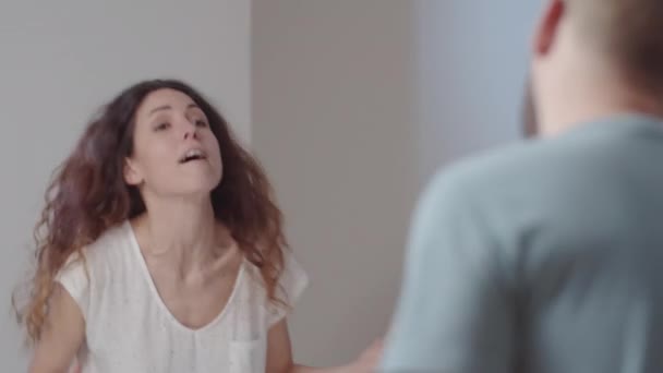 Pukulan Pinggul Atas Dari Istri Kaukasia Muda Yang Cantik Bertengkar — Stok Video