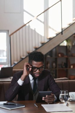 İnternette çalışan Afrikalı adam