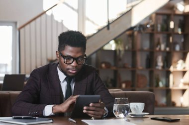 Tablet bilgisayarında çalışan adam