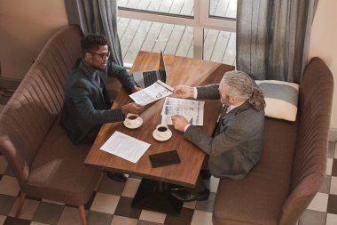 İş ortakları restoranda iş konuşuyorlar.