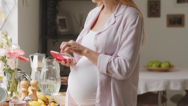 Plan Incliné Jeune Femme Enceinte Prenant Des Médicaments Organisateur Pilule — Video