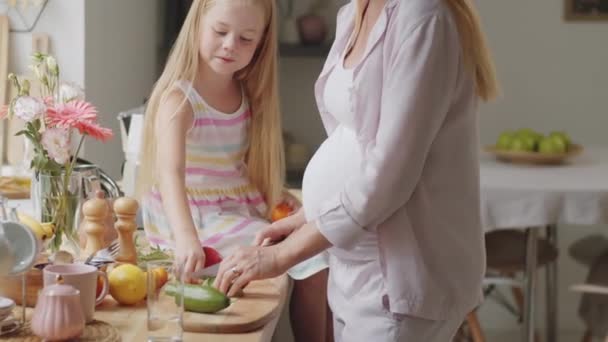 Naklonit Záběr Těhotné Ženy Vaření Salát Usmívat Zatímco Její Roztomilé — Stock video