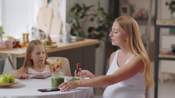 Mujer Embarazada Comiendo Ensalada Verduras Comprobando Teléfono Inteligente Hablando Con — Vídeo de stock