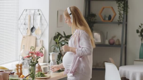 Femme Enceinte Gaie Dans Casque Sans Fil Dansant Sur Musique — Video