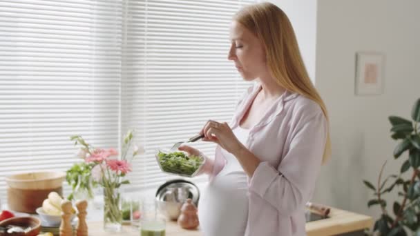 Büyük Hamile Karnı Olan Beyaz Bir Kadının Mutfakta Dikilip Sebze — Stok video