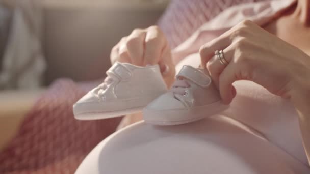 Gros Plan Future Mère Souriante Tenant Jolies Chaussures Pour Nouveau — Video