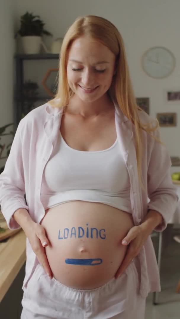 Hamile Annenin Kameraya Gülümseyip Karnını Yükleme Tabelasıyla Ovaladığı Ilerleme Çubuğu — Stok video