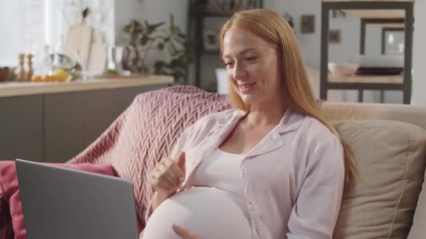 Femme Enceinte Positive Assise Sur Canapé Maison Souriante Agitant Tout — Video