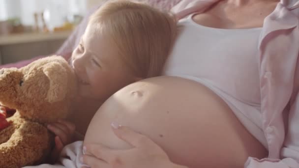 Küçük Mutlu Bir Kızın Oyuncak Ayı Tutarken Hamile Bir Anneyle — Stok video
