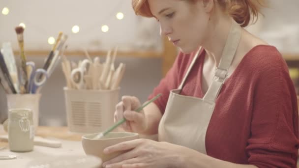 Bröst Upp Lutande Skott Vit Kvinna Tröja Och Förkläde Sitter — Stockvideo