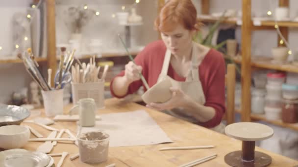 Dollying Arc Shot Caucasian Female Artist Red Hair Sitting Table — Stock Video