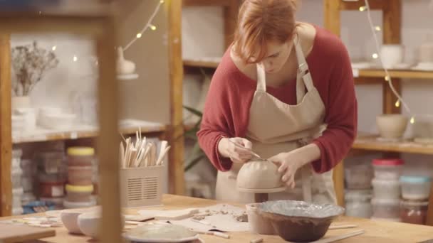 Lår Skud Rødhårede Kaukasiske Kvindelige Håndværker Forklæde Stående Ved Bordet – Stock-video