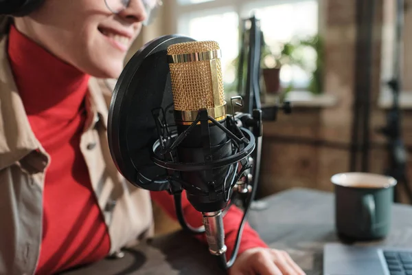 Podcast kaydeden kadın