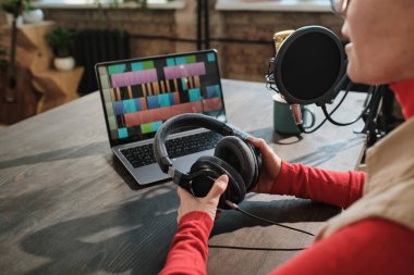 Radyo sunucusu çalışıyor.