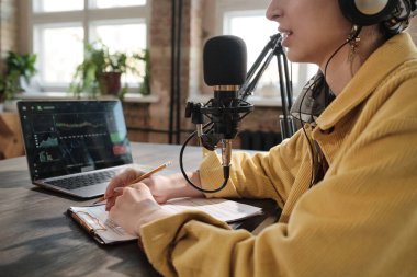 Radyo sunucusu radyo stüdyosunda çalışıyor.