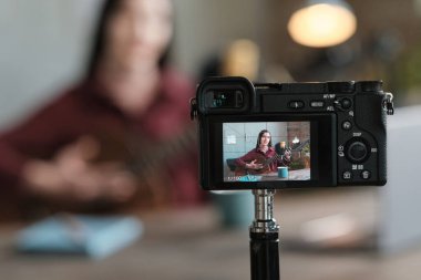 Kadın kendini kameraya kaydediyor.