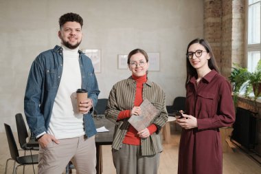 Radyo stüdyosundaki işadamları